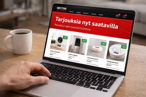 mies selaa tietokoneelta sector alarm tarjouksia ja alekoodeja